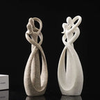 Escultura Abstrata de Casal Beijando em Resina