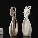 Escultura Abstrata de Casal Beijando em Resina