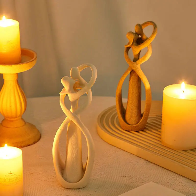 Escultura Abstrata de Casal Beijando em Resina